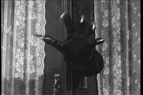 The Bat's steel clawed glove in The Bat (1959)